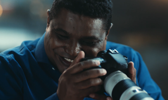 Canon dá câmera que fala para fotógrafo com deficiência visual Canon dá câmera que fala para fotógrafo com deficiência visual