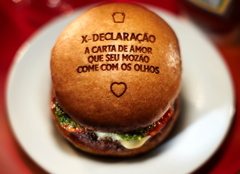 Declare o seu amor em um hambúrguer com a Heinz