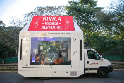 Brandtruck atrai marcas com projeto solidário 'Música na Varanda'