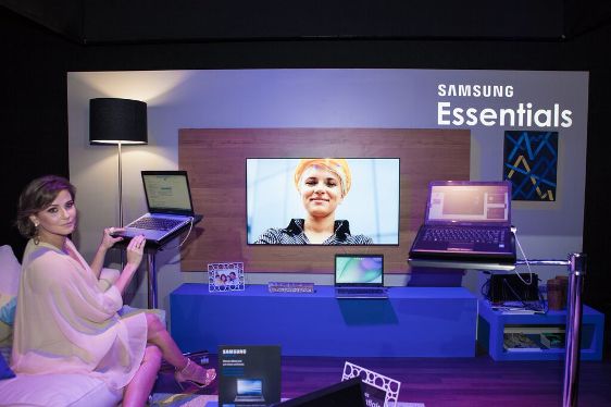 Débora Secco testa um dos novos modelos de notebooks da Samsung.