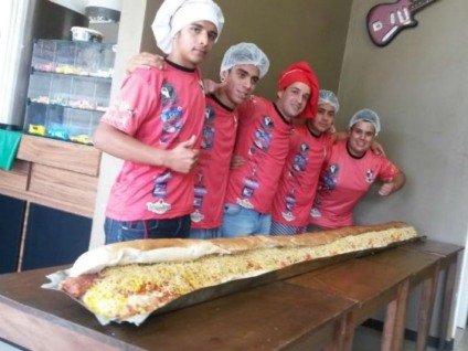 Empresário monta lanche gigante para entrar no Guinness