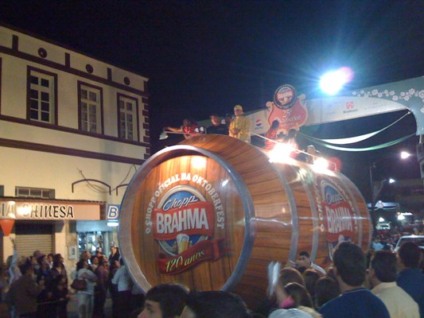 Brahma leva barril elétrico à Oktoberfest