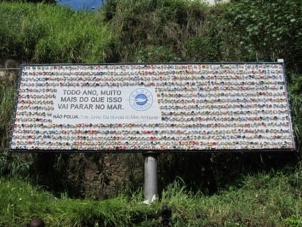 Engenhonovo cria outdoor com latas de cerveja