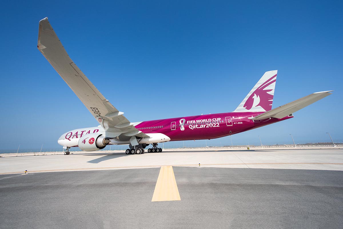 Avião pintado à mão da Qatar pousa no Brasil