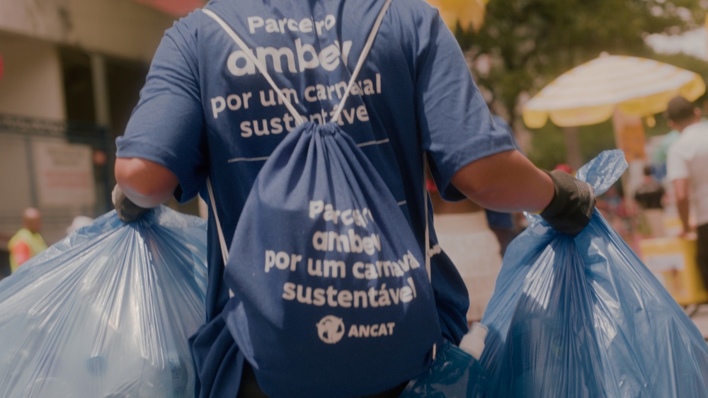 Na Marquês de Sapucaí famosos e anônimos se misturam para comemorar o Carnaval.