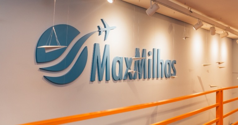 MaxMilhas celebra 8° aniversário com ação social