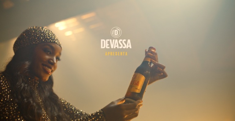 Devassa apresenta nova embalagem com 'Batida Tropical'