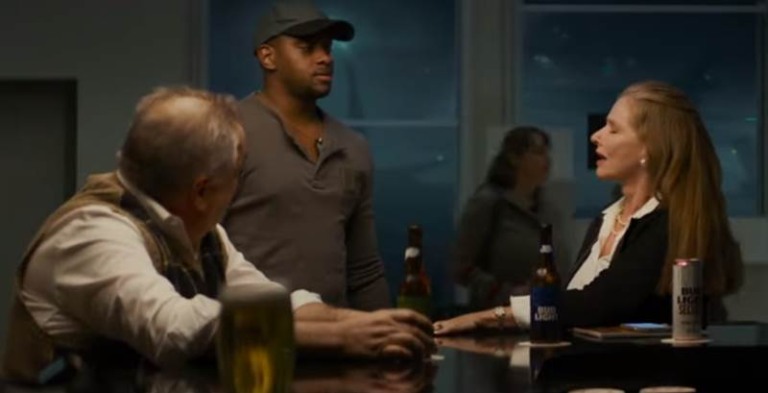 Anheuser-Busch relembra a alegria de tomar cerveja com os amigos