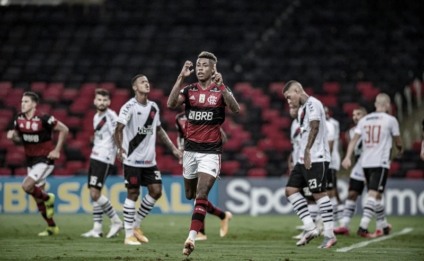 Flamengo encosta no líder