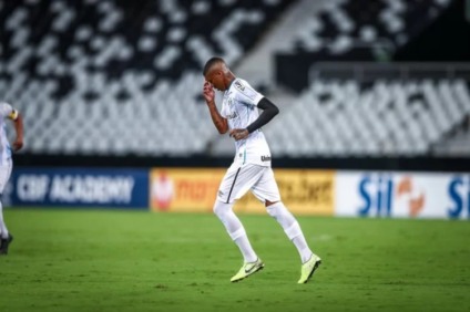 Grêmio atropela o Botafogo no Nilton Santos