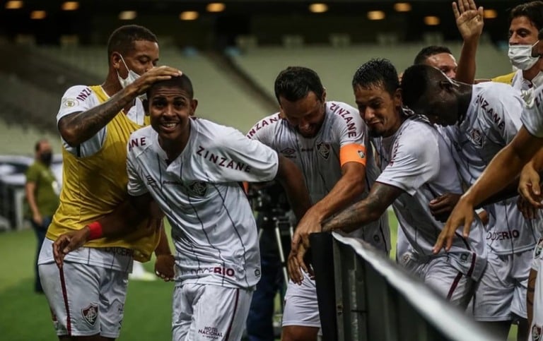 Fluminense vence Ceará e se aproxima do G4