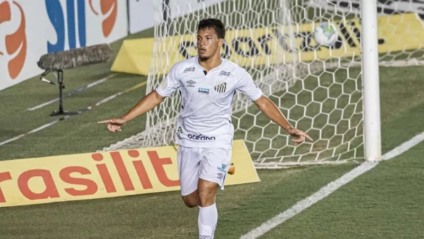 Santos vence o Corinthians e entra no G8