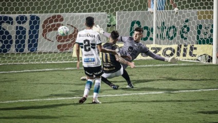 Ceará vence Coritiba e garante vaga na Sul-Americana 