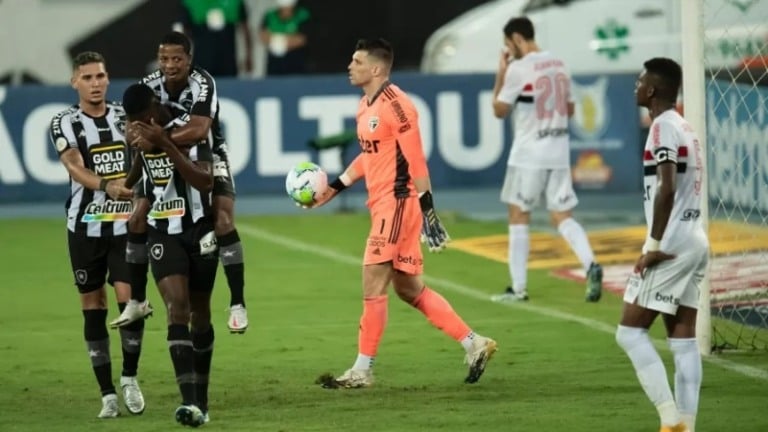 São Paulo dá novo vexame e perde para o Botafogo