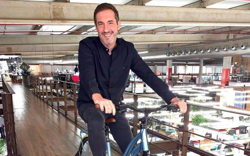 CEO da Cacau Show usa bike no escritório