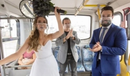 'Casamento em ônibus' faz protesto pelo setor de eventos