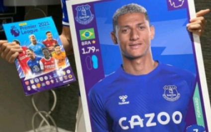 Richarlison vira 'pombo-correio' em ação da Panini