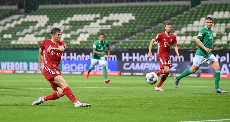 BREMEN, GERMANY – JUNE 16: Robert Lewandowski of Bayern Munich scores his team’s first goal during the Bundesliga match between SV Werder Bremen and FC Bayern Muenchen at Wohninvest Weserstadion on June 16, 2020 in Bremen, Germany. (Photo by Stuart Franklin/Getty Images)