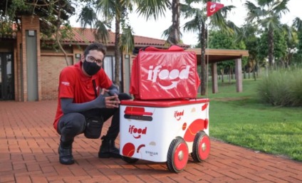 Robô autônomo do iFood faz entregas de ovos de Páscoa