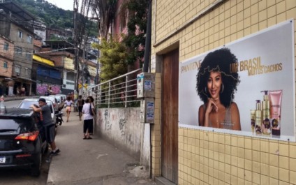 Publicidade nos muros das favelas gera cestas básicas ao G10
