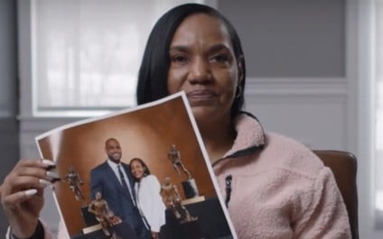 Mãe de LeBron James se une ao Walmart em ação social