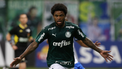 O jogador Luiz Adriano, da SE Palmeiras, comemora seu gol contra a equipe do EC Água Santa, durante partida válida pela décima segunda rodada, do Campeonato Paulista, Série A1, na arena Allianz Parque. (Foto: Cesar Greco)
