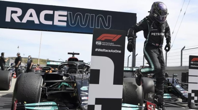 Hamilton chega à 97ª vitória em corrida estudada