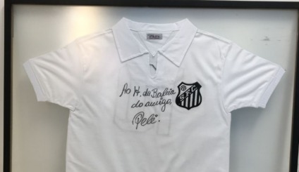 Camisa do Santos autografada por Pelé é rifada