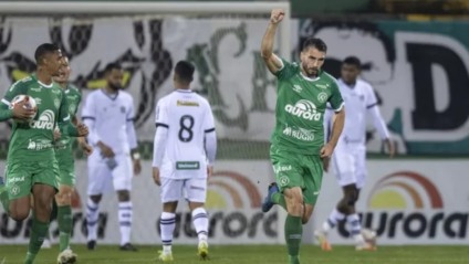 Chapecoense reverte desvantagem e vai à Semifinal