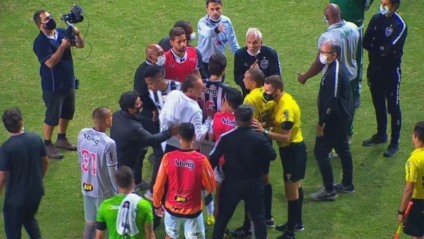 Atlético MG passa sufoco diante do América