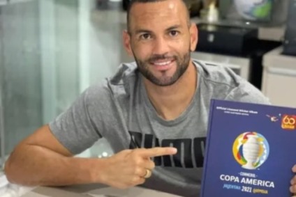 Panini faz torneio de bafo com jogadores para promover álbum