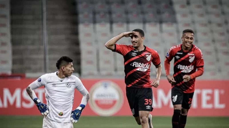 Athletico goleia e avança na Sul-Americana Athletico goleia e avança na Sul-Americana