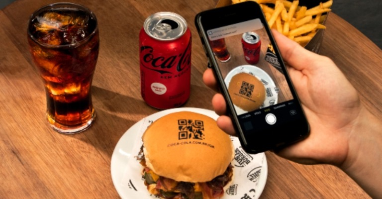 Coca-Cola cria hambúrguer com QR code em ação contra fome