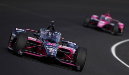 Hélio Castroneves dá show e vence as 500 Milhas de Indianápolis