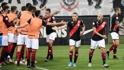Corinthians segue freguês do Atlético-GO