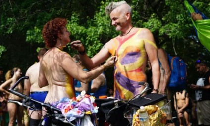 Participantes de passeio ciclístico nudista terão que usar máscaras 