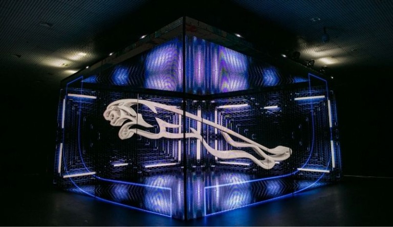 Novo Jaguar F-Pace é apresentado no 'O Cubo' dos Studios Apple