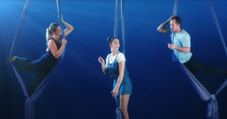 Lacta mostra relações de afeto com dança de fitas