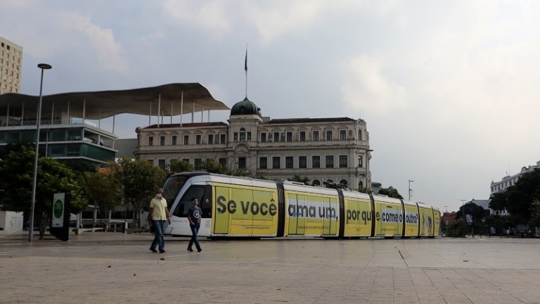 'Se você ama um, por que come o outro?' desembarca no Rio de Janeiro