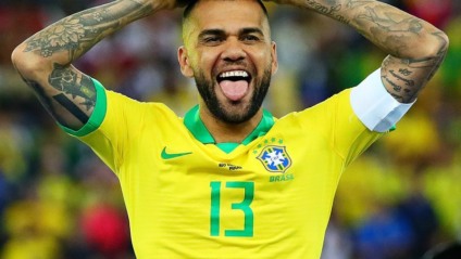 Daniel Alves fecha parceria com evento de MMA