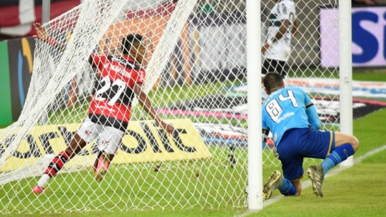 Flamengo vence Coritiba e vai às Oitavas da Copa do Brasil