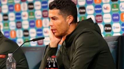 Uefa pede para jogadores não mexerem em itens dos patrocinadores