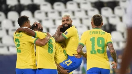 Brasil goleia Peru e segue líder do Grupo B