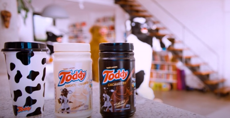 Choco Branco e Cacauzêra no ritmo de funk trap