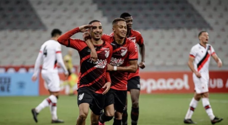 Athletico PR assume a liderança do Brasileirão