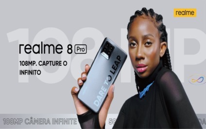 Camilla de Lucas estrela campanha do realme 8 pro