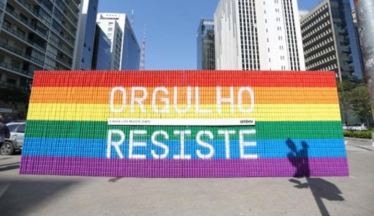Ambev colore São Paulo com mural móvel LGBTQIA+