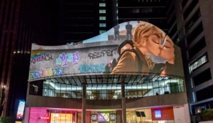 Mercado Livre projeta 'Novos Beijos Icônicos' na Avenida Paulista