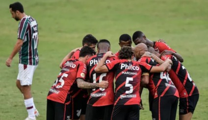 Brasileirão: Athletico goleia Flu e cola no líder