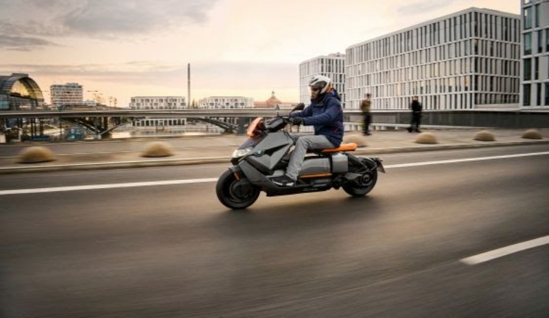 BMW Motorrad apresenta mundialmente a scooter elétrica CE 04